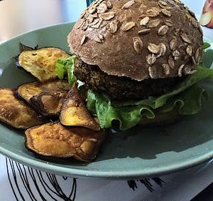 Burger and potato chips from December 2019 at I Love Bio - La Vie in Porto