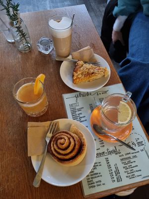 Punsch, Zimtschnecke und Mandarinenkuchen at Cafe Willi in Tubingen