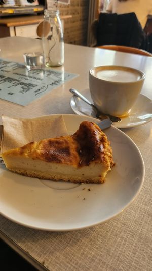 Käsekuchen und Americano mit Schuss Hafermilch at Cafe Willi in Tubingen