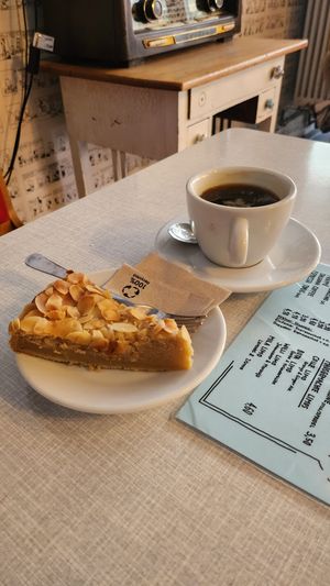 Apfelmus-Tarte und Americano at Cafe Willi in Tubingen