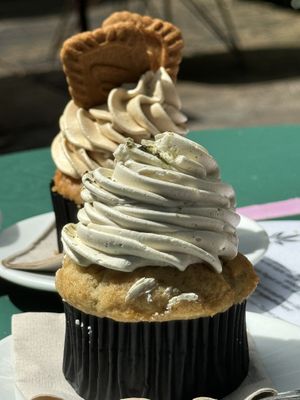 Matcha & Lotus Cupcake (beide vegan)  at Cafe Willi in Tubingen
