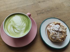 Matcha Latte mit Hafermilch, Bienenstich-Donut at Brammibal's Donuts - Prenzlauer Berg in Berlin