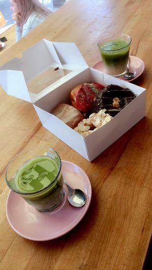 Matcha Latte und Donuts at Brammibal's Donuts - Prenzlauer Berg in Berlin