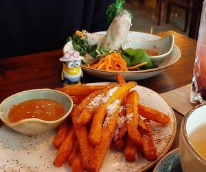 Süßkartoffel-Sticks und Sommerrolle at Vietal-Kitchen in Hannover