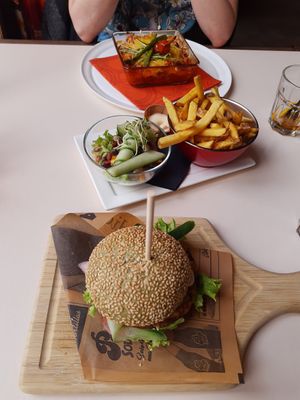 Weed burger and veggie lasagna at Galerie Cafe Leidse Lente in Leiden