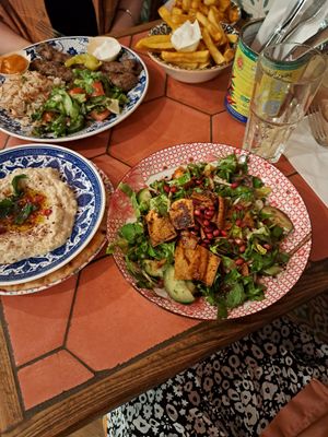 Baba ganoush, Libanese salade, friet met knoflooksaus en pittige aardappeltjes (en lamkofte) at Comptoir Libanais in Utrecht