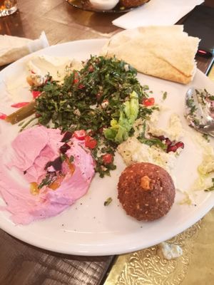 Mezze schotel at Comptoir Libanais in Utrecht