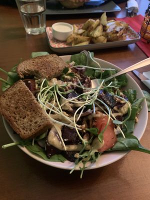 Sałatka z buraków - mnóstwo zieleniny  at Bez Lukru in Wroclaw