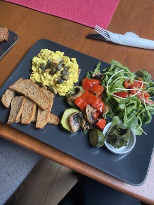 Ulubione miejsce we Wro! Pyszne śniadania i cała reszta. Każdemu polecam + wystrój miejsca robi niesamowite wrażenie 😻  at Bez Lukru in Wroclaw