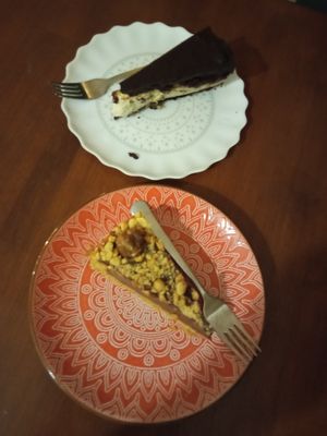 Tarta czekorzechowa i torcik waniliowy z czekoladą i karmelem at Bez Lukru in Wroclaw