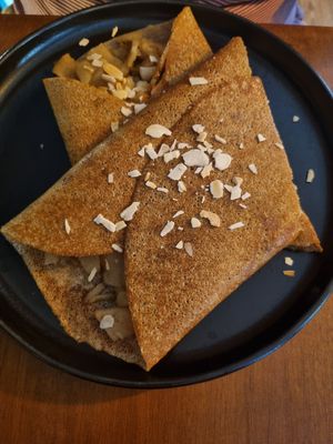 Buchweizenpfannkuchen mit Äpfeln zum Frühstück at Bez Lukru in Wroclaw