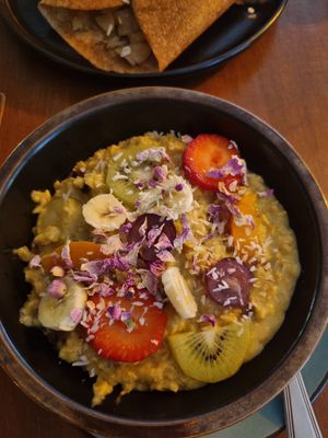 Porridge mit Kokosmilch, Dattel und Ingwer und Obst at Bez Lukru in Wroclaw