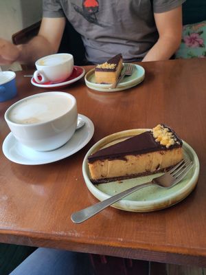 Snickers Cake, Chai Latte and Cappuccino at Bez Lukru in Wroclaw
