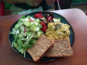 Scrambled tofu at Bez Lukru in Wroclaw