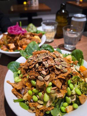 Compose your own bowl at SLA - Catharijne in Utrecht