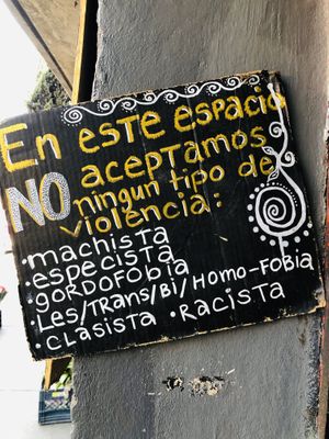 Espacio que no discrimina.  at Cafeteria Vegana Les Gords in Mexico City