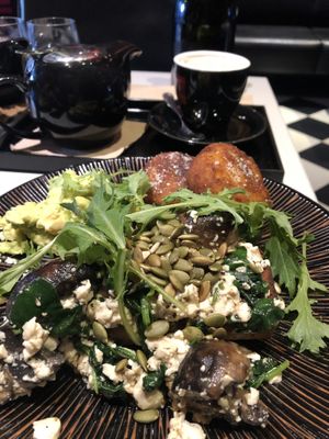 Scrambled tofu with hashballs and spiced pumpkin bread. House made chai 👌🏼 at Pierre's in Launceston