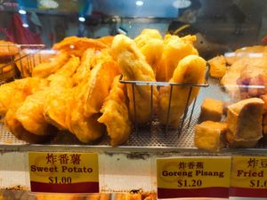 Banana fritters at Delisnacks 德利食 - AMK 628 Market in Northeast Singapore
