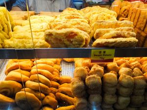 Lots of choice at Delisnacks 德利食 - Kim Keat Palm in Central Singapore