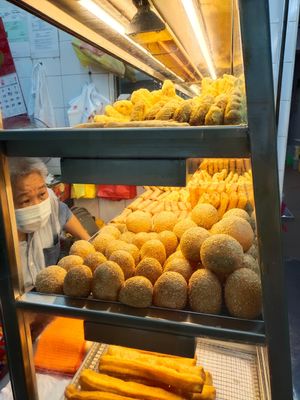 Friendly aunty at Delisnacks 德利食 - Kim Keat Palm in Central Singapore