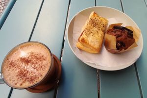 Cappuccino de soja, folhado misto e muffin de oreo #Veganuary at Moko Veggie Cafe - Anjos in Lisbon
