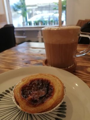 Pasteis de nata and cappuccino at Moko Veggie Cafe - Anjos in Lisbon