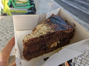 Snickers cake at Moko Veggie Cafe - Anjos in Lisbon