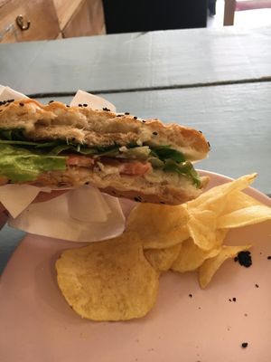 “Chicken” hamburguer 💚 at Moko Veggie Cafe - Anjos in Lisbon