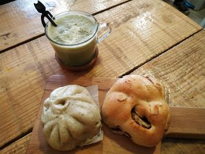 Matcha latte, steamed bun and cinnamon bun at Moko Veggie Cafe - Anjos in Lisbon