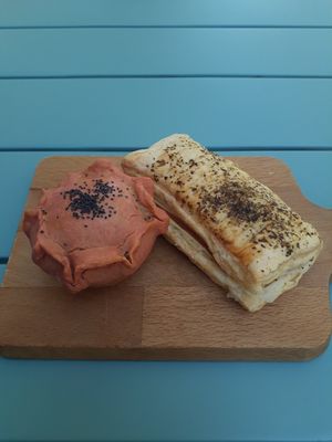 Empada de camarao vegano e folhado de bacon e queijo vegano at Moko Veggie Cafe - Anjos in Lisbon