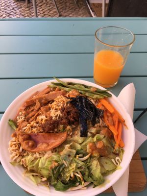 Noodles bowl & orange fresh juice at Moko Veggie Cafe - Anjos in Lisbon