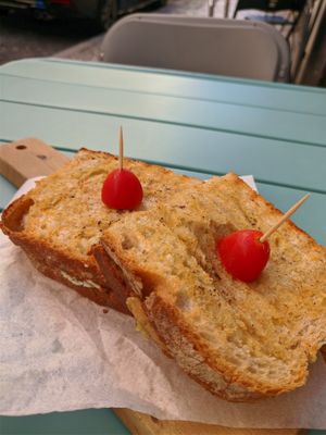 "chicken" toast with "cheese" at Moko Veggie Cafe - Anjos in Lisbon