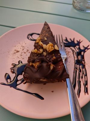 chocolate cake with peanuts at Moko Veggie Cafe - Anjos in Lisbon