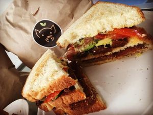 Sándwich con pan de @gordiveganospdc salchichas de @alv.tacos y nuggets y queso de @oliomercadovegano, mayonesa de @semillavegan at Olio Mercado Vegano in Playa Del Carmen