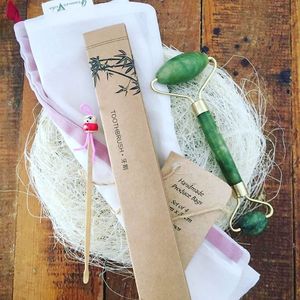CEPILLO DE DIENTES, RODILLO DE JADE, LIMPIADOR DE OÍDOS, HILO PARA BAÑARSE Y BOLSA CHICA DE TELA at Olio Mercado Vegano in Playa Del Carmen