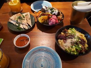 Vegan mac and cheese and hummus/falafel plate at Falla in Warsaw