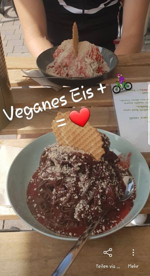 Spaghetti Eis als Radfahrpause at art & wEISe in Monheim Am Rhein