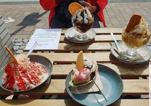 Viele verschiedene Eisbecher at art & wEISe in Monheim Am Rhein