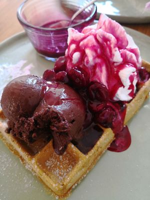 Waffle with chocolate ice cream and hot cherries at art & wEISe in Monheim Am Rhein