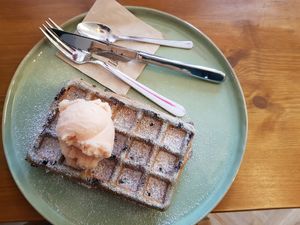 Blaubeerwaffel und Grapefruit Eis at art & wEISe in Monheim Am Rhein