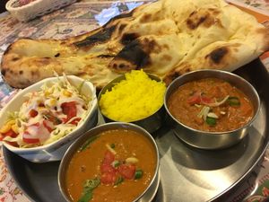 Hakushima shop's vegetarian version of the 880 yen cheap lunch set - Nan made with milk and butter, salad dressing made with mayo, curries made with cream No vegan lunch options at Roopali in Hiroshima