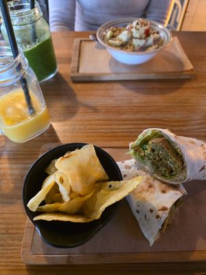 Vegan porridge & falafel wrap at La General in Madrid