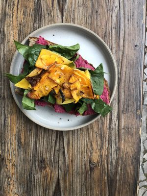 Saisonale Stulle mit Rote Beete Hummus, Spinat, Kürbis, Sauerteigbrot (100% Bio + Vegan) at Kaffee Ingwer in Berlin