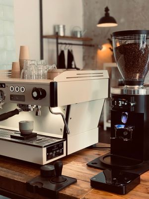 Unsere schöne Kaffeemaschine und Mühle. at Kaffee Ingwer in Berlin