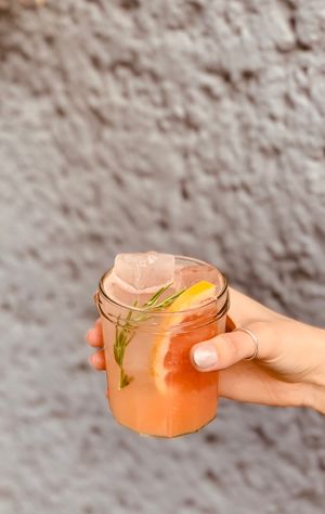 Frische Grapefruit Limo mit Eiswürfel und Rosmarin. at Kaffee Ingwer in Berlin