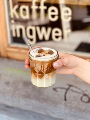 Café Latte auf Eis mit Kokos-Reis. at Kaffee Ingwer in Berlin