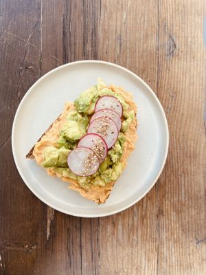 Sauerteig mit Hummus und Avocado   at Kaffee Ingwer in Berlin