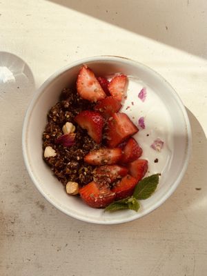 Granola Bowl (gf, organic, vegan)  at Kaffee Ingwer in Berlin