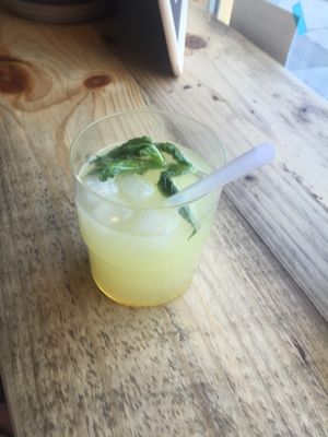 frische Ingwer Zitronen Limo mit Minze und Eis... at Kaffee Ingwer in Berlin