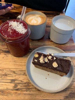 Smoothie and cake at Kaffee Ingwer in Berlin